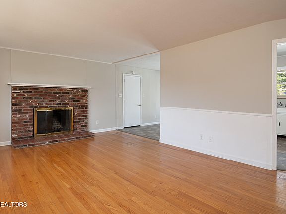 4th image of 2405 Monterey Rd