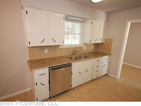 4th image of 1018 N Wall St
