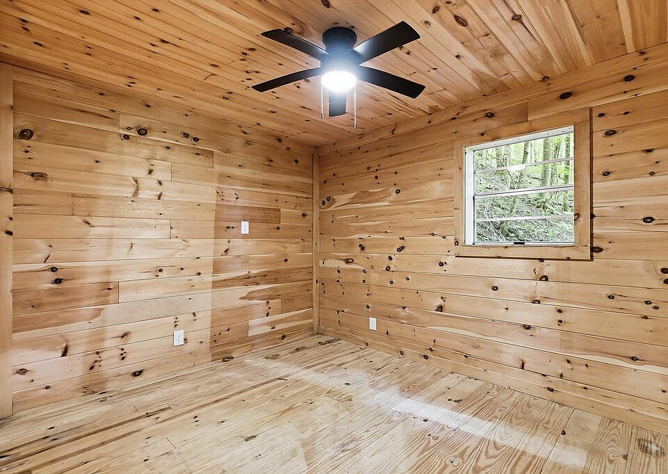 10th image of 225 Coys Cove Ln