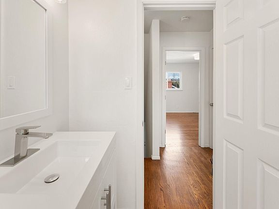 4th image of 5827 Bayview Ave