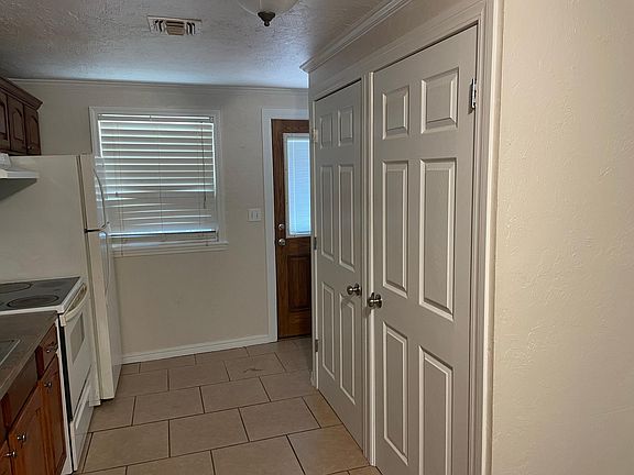 3rd image of 1011 Linden Ln APT 5