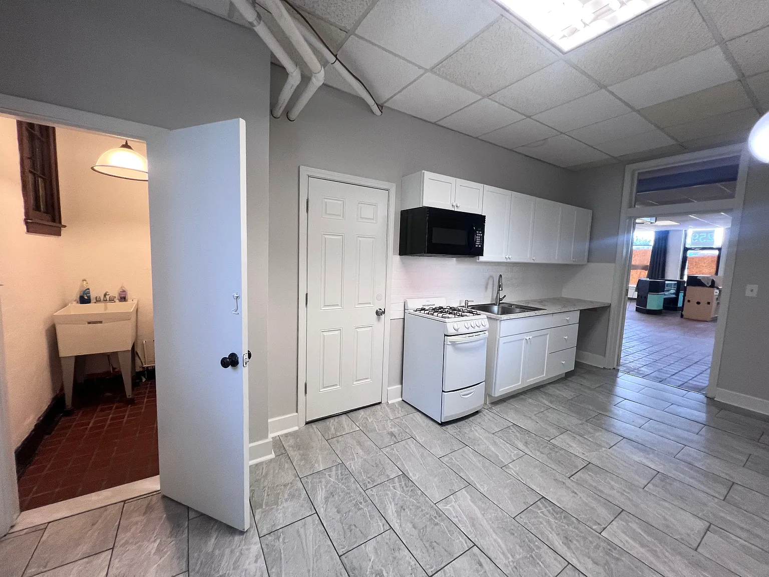 2 bed, 1.5 bath, 2500 sqft, $1,900 — Photo 4