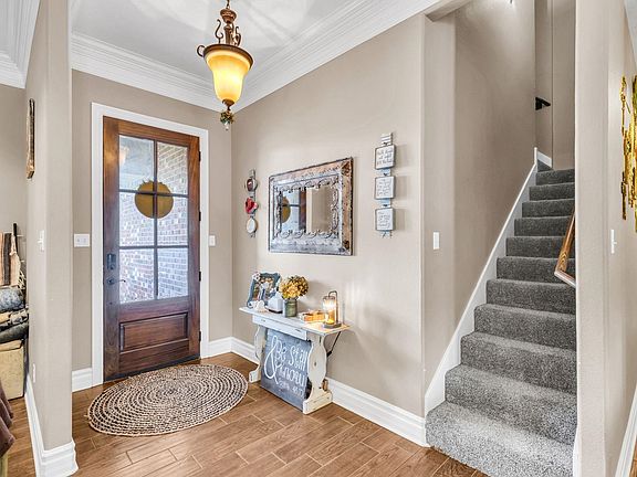 5th image of 260 Lauren Dr