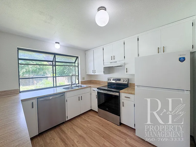 2228 NE Ridgewood Dr — Photo 8