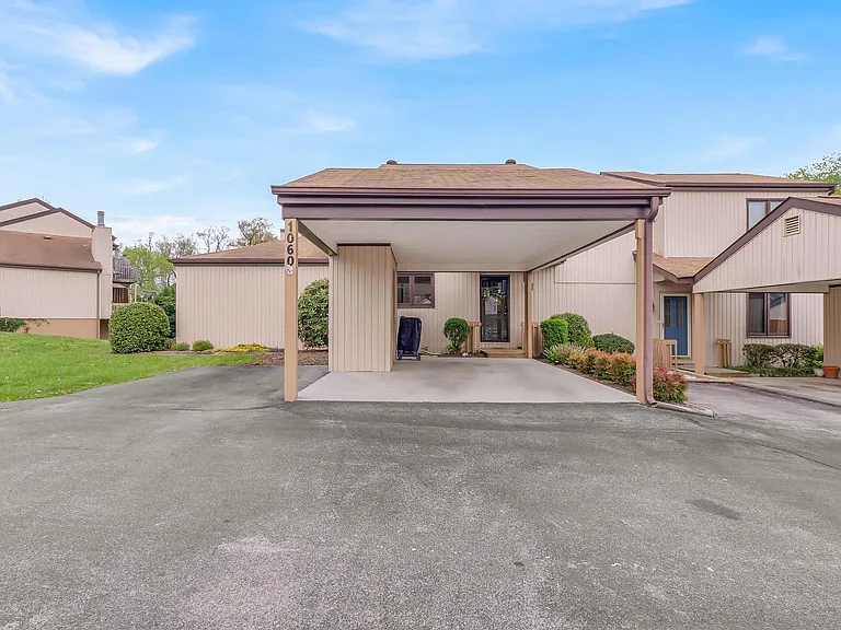 1060 Pebble Dr — Photo 1