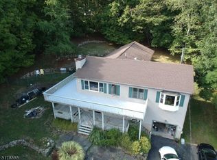 30 Oakwood Rd, Hopatcong, NJ 07843