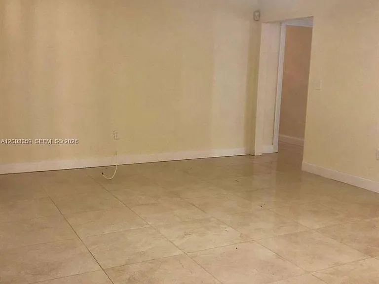 4900 SW 36th Ct — Photo 6