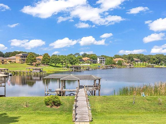 3rd image of 902 Johns Point Dr