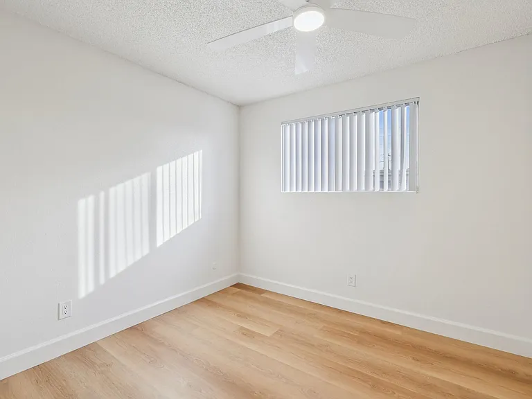 Bella Vista Apartments — Photo 33