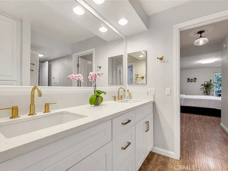 5009 Woodman Ave #108 — Photo 10
