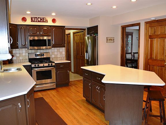 4th image of 1054 Valerie Dr