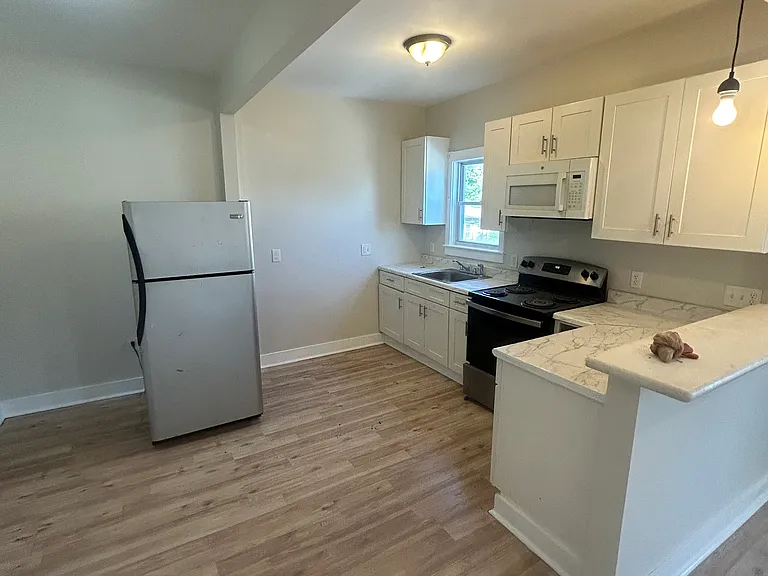 566 Bay St — Photo 2