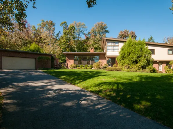 40 Cedar Dr E, Briarcliff Manor, NY 10510