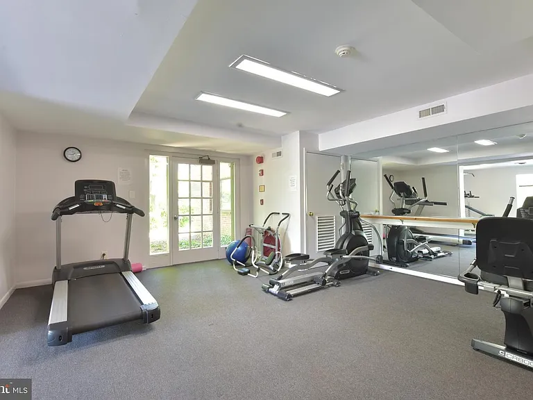 4390 Lorcom Ln #810 — Photo 26