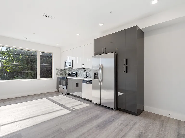 2326-28 N 9th St #201 — Photo 22