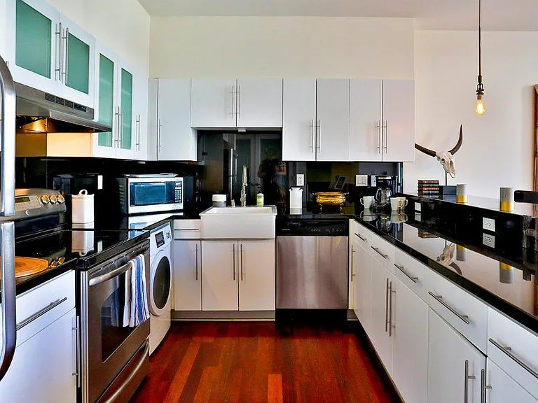 The Blackstone Luxury Apartments — Photo 5
