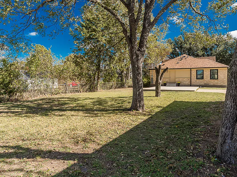 1835 Cedar Crest Blvd — Photo 27
