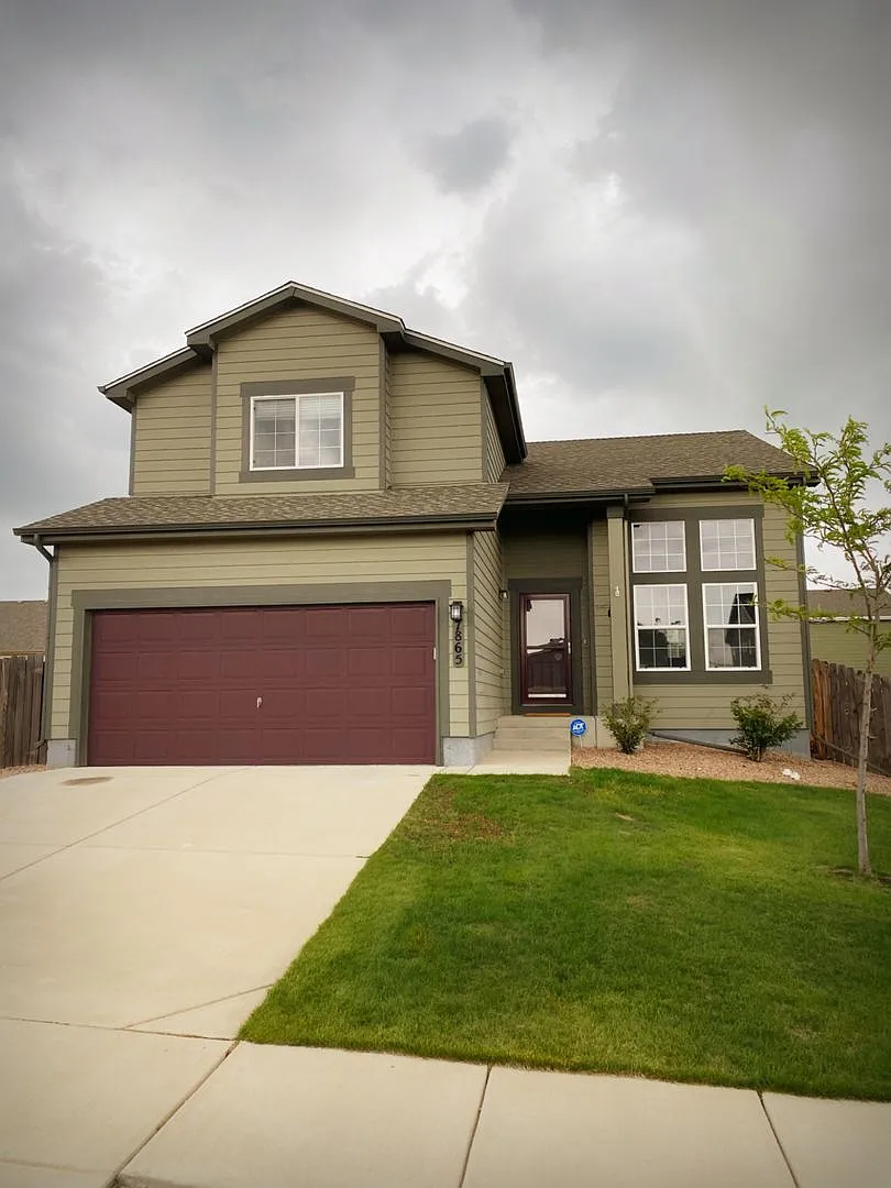 4 bedroom 4 bath single-family home — Photo 1
