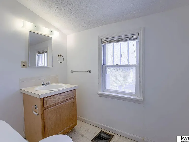 4542 Franklin St — Photo 20