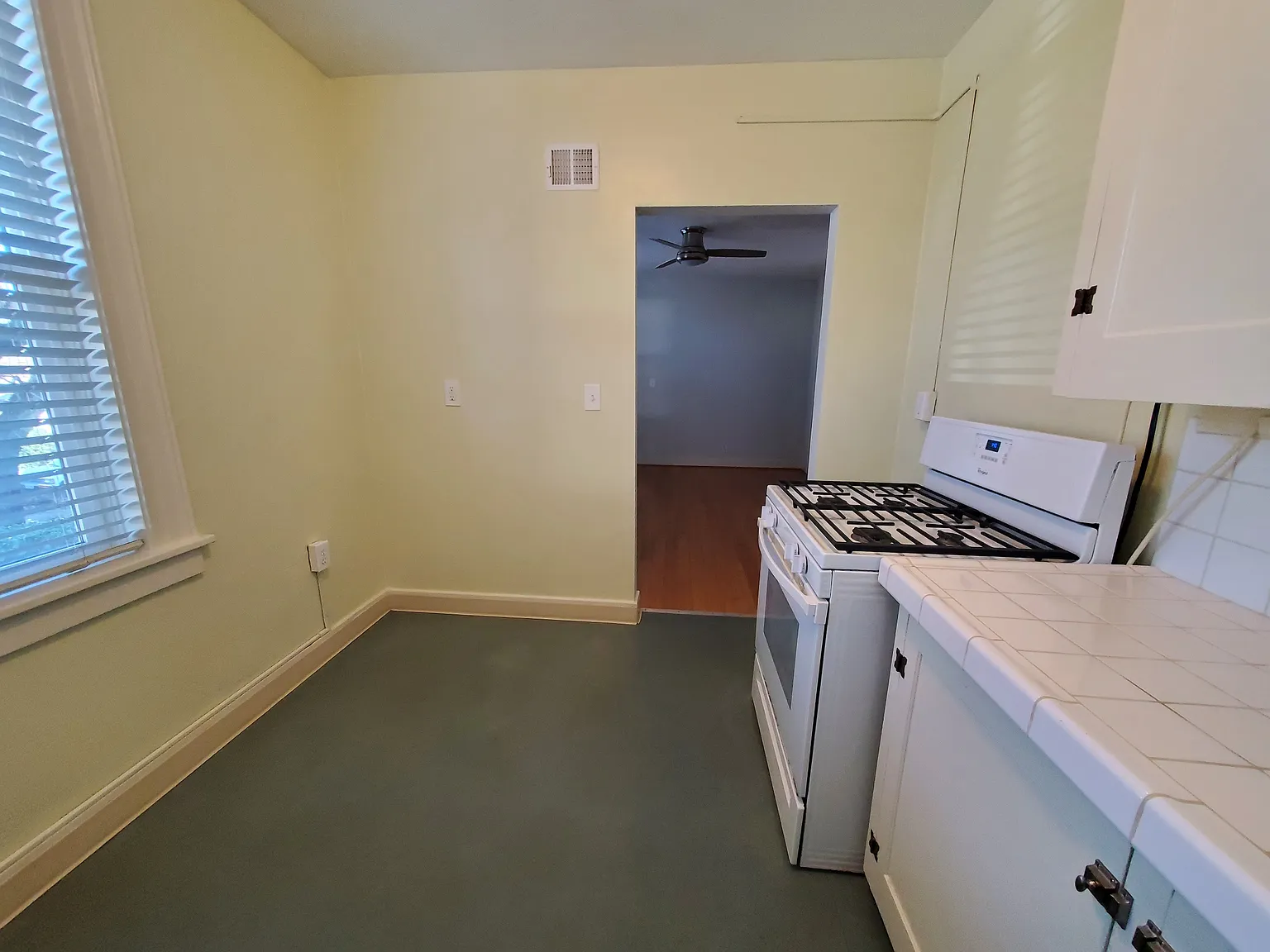 Studio, 410 sqft, $1,395 — Photo 3