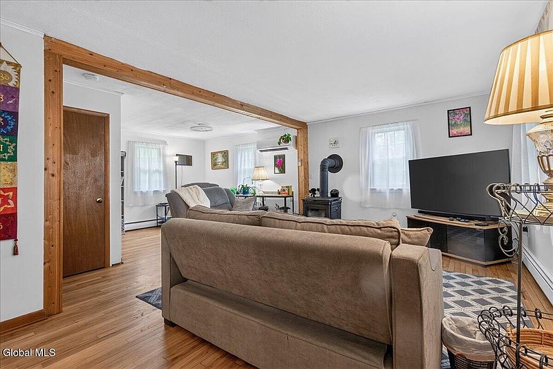 5th image of 35 Neil Boulevard