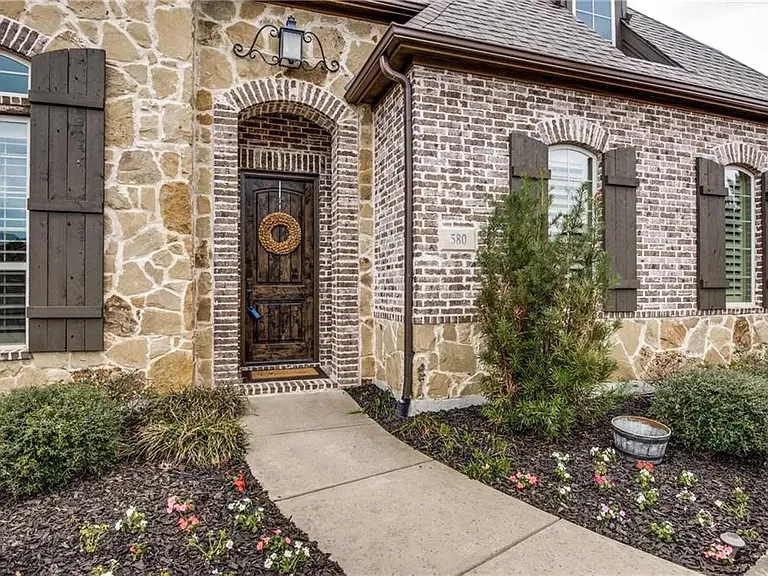580 Butchart Dr — Photo 36