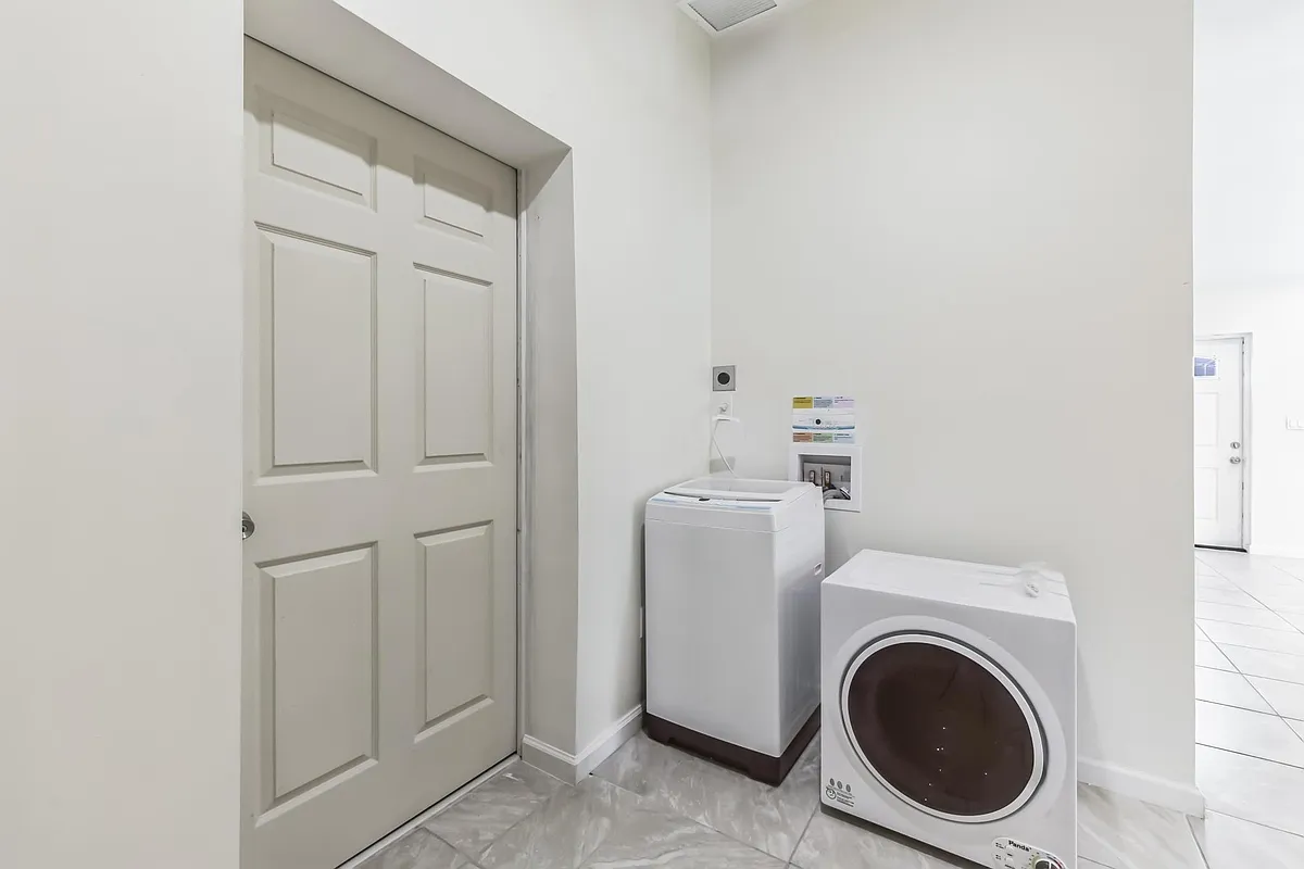 Building Photo - 13961 SW 156th Ter #1