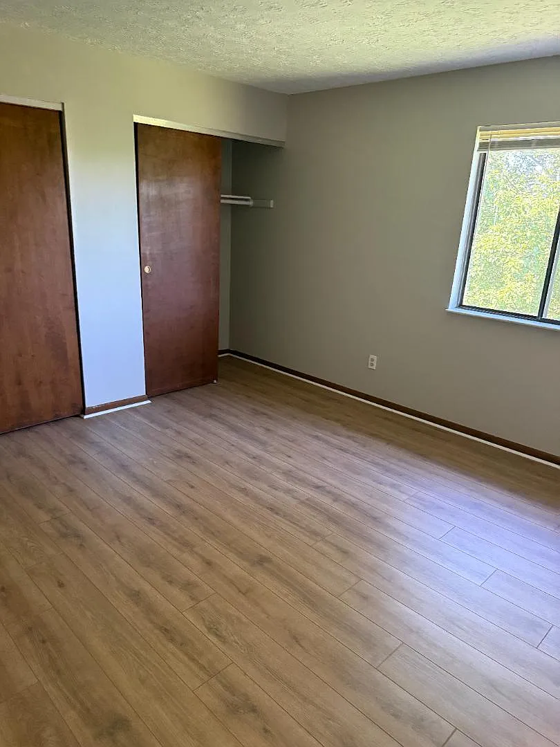100 Oak Creek Ct - #5 — Photo 4