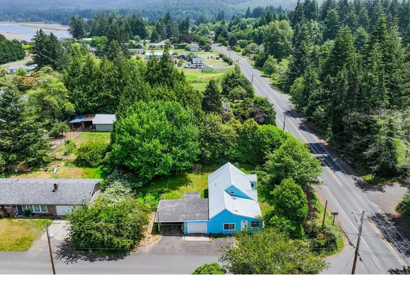 677 SE Moffitt Rd, Waldport, OR 97394