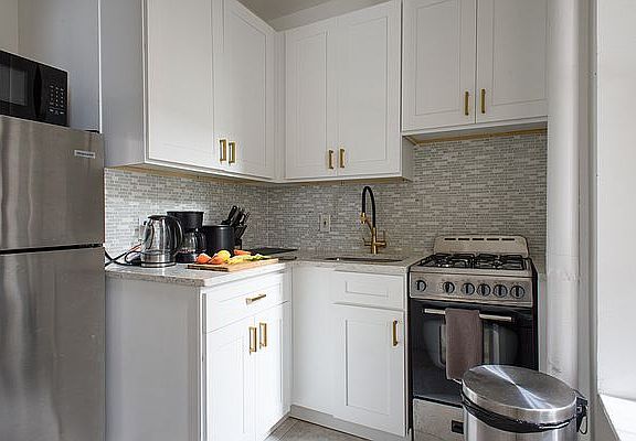 2nd image of 428 W 47th St APT 3R
