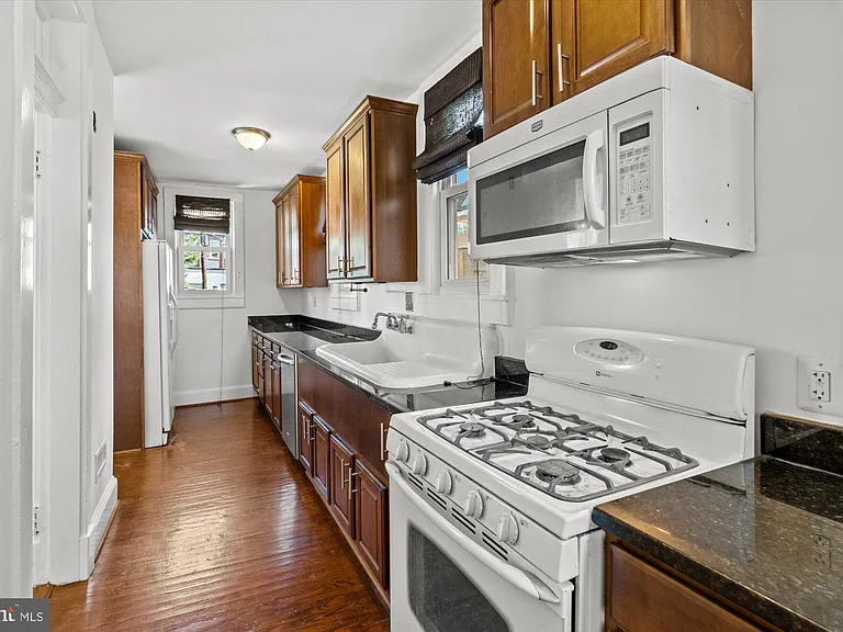629 N Columbus St — Photo 8