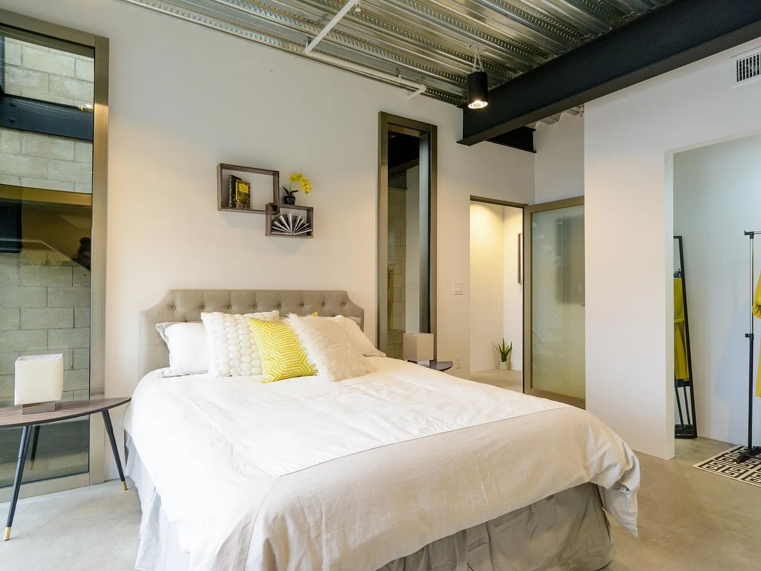 2 bed, 2700 sqft, $6,900 — Photo 3