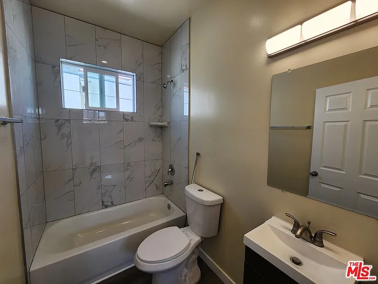 1535 W 80th St — Photo 15