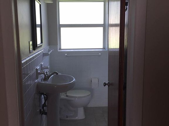 4th image of 110 N Aurora Ave