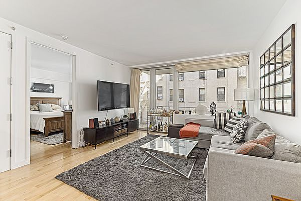 1st image of 631 E 9th St #3R