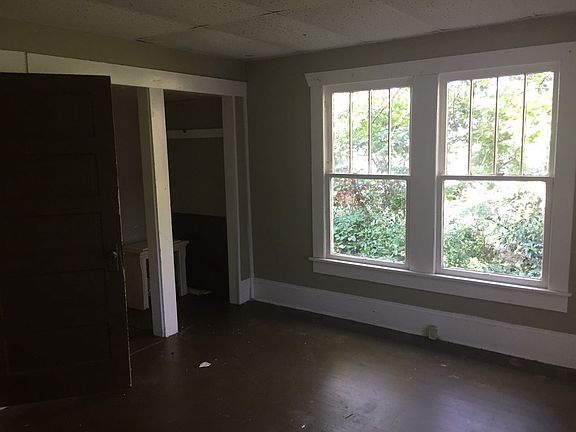 5th image of 218 Collins Ave