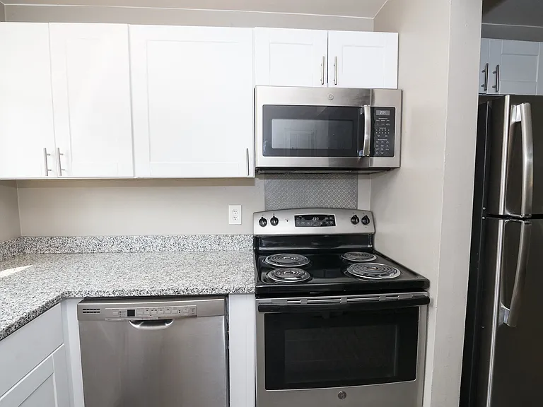 Clay Street Apartments — Photo 33