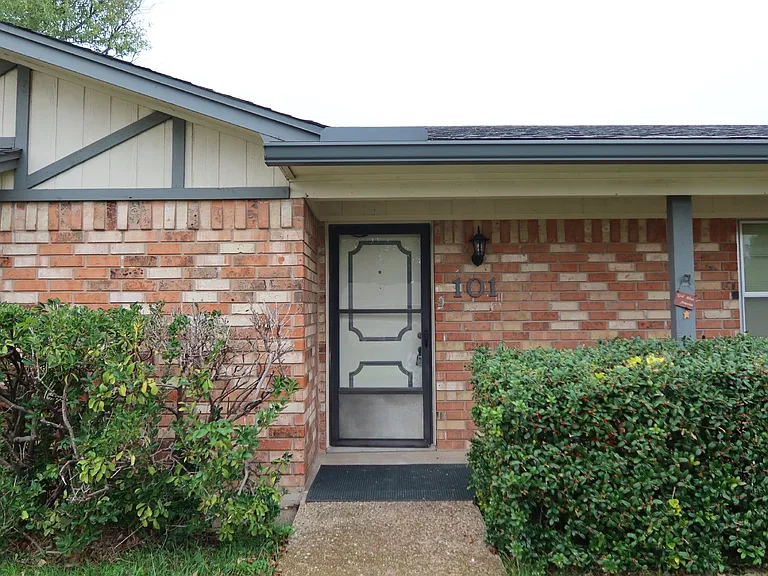 101 Travis Ln — Photo 2