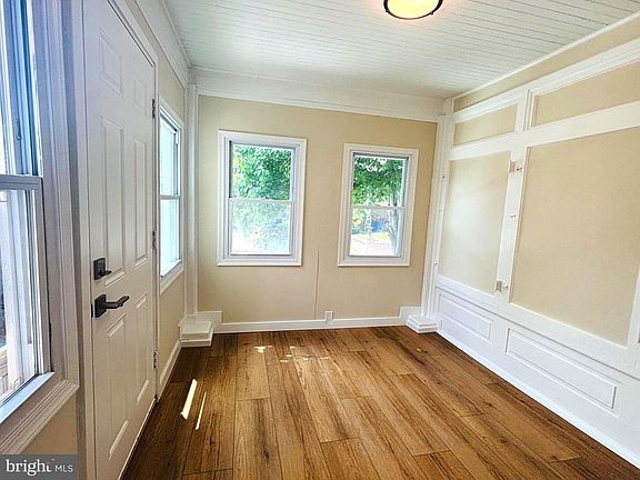 3rd image of 923 Edgemore Rd