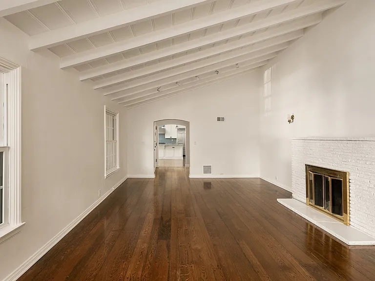 2624 N Commonwealth Ave — Photo 8