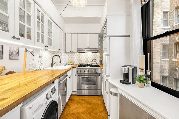 Sold by Sotheby's International Realty | media 3