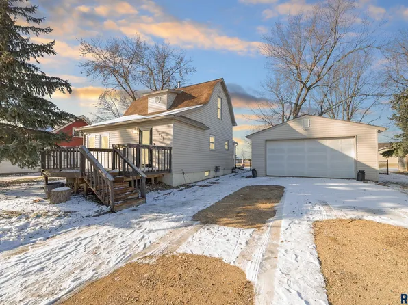 411 N Oaks Ave, Hartford, SD 57033