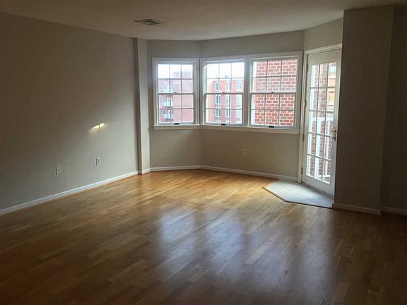 5th image of 148 Main St APT S527