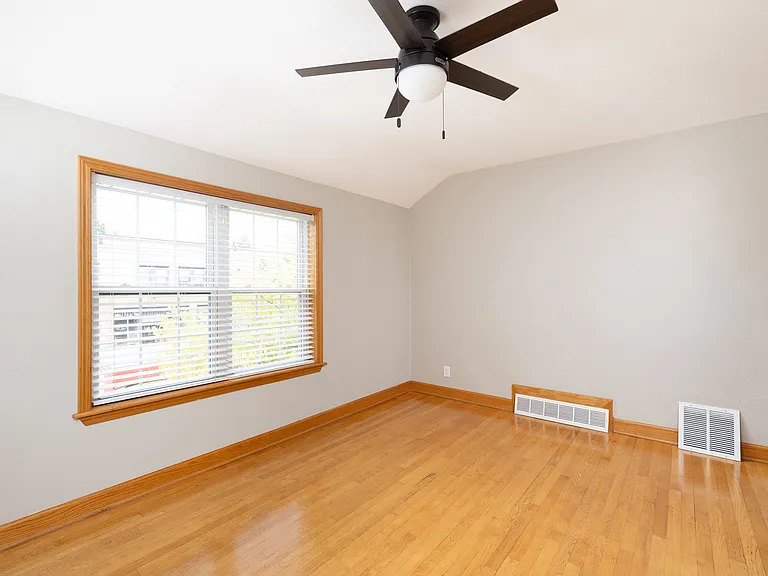 3388 S Kinnickinnic Ave — Photo 6