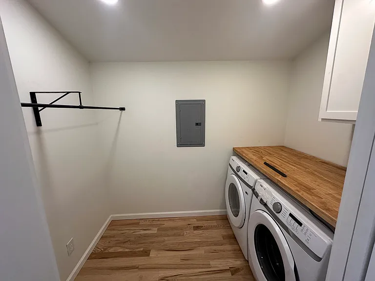 185 N Rocksprings St #B — Photo 7