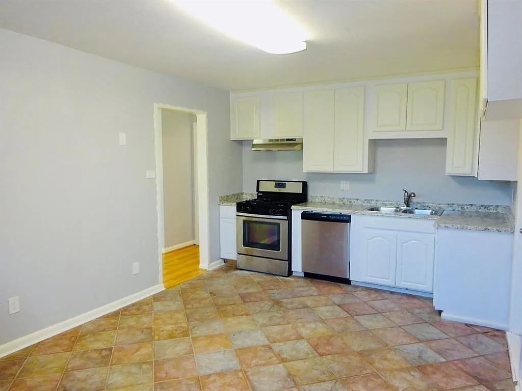 3 bed, 2.0 bath, 1024 sqft, $1,400 — Photo 2