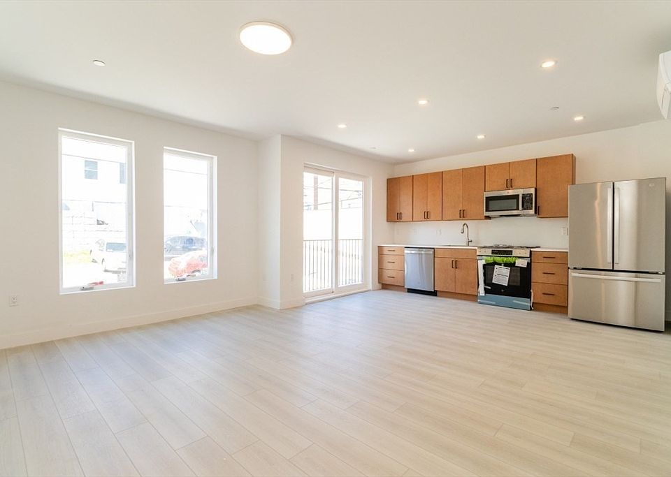 1st image of 150 Williams St #14