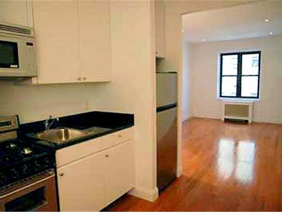 4th image of 312-320 W 23rd St #3K