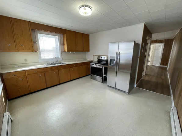 565 School St #1R, Webster, MA 01570