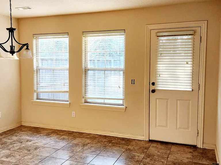 848 Oakwood Ct — Photo 7